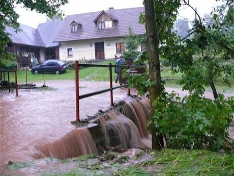 Rozvodnný potok v Horní Brusnici na Trutnovsku
