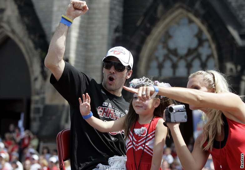 Hokejisté Detroitu slaví v ulicích msta, Andreas Lilja 