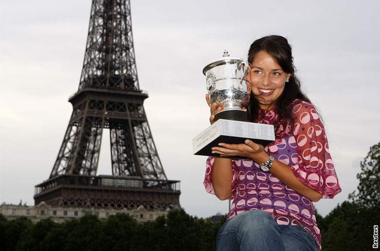 Ana Ivanoviová s trofejí pro vítzku Roland Garros