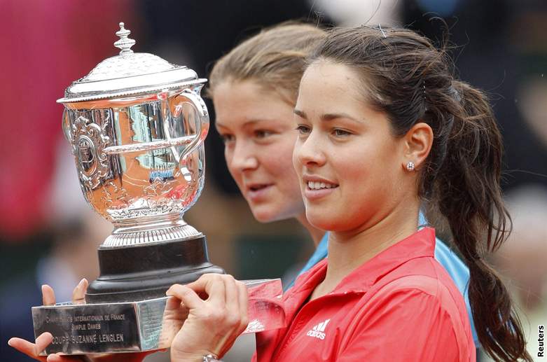 Ana Ivanoviová s trofejí pro vítzku Roland Garros