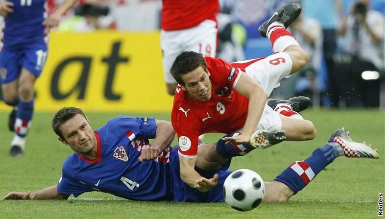 Chorvati slaví Modriv gól, který z penalty vstelil Rakousku.