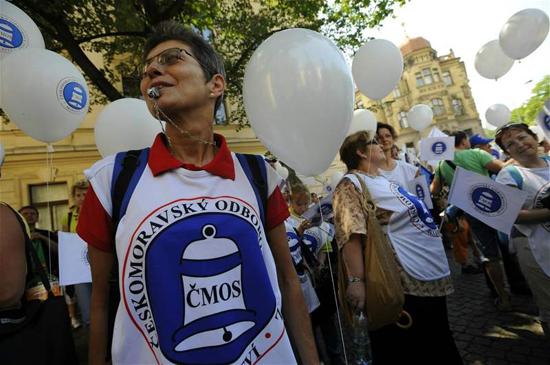 Zamstnanci kol protestují ped Úadem vlády (9.6.2008)