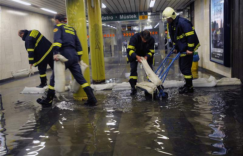 V Praze voda zaplavila i vestibul metra Mstek.