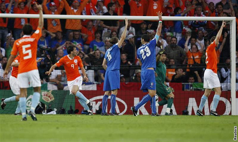 Italtí fotbalisté protestují proti gólu van Nistelrooye, který znamenal vedení 2:0.