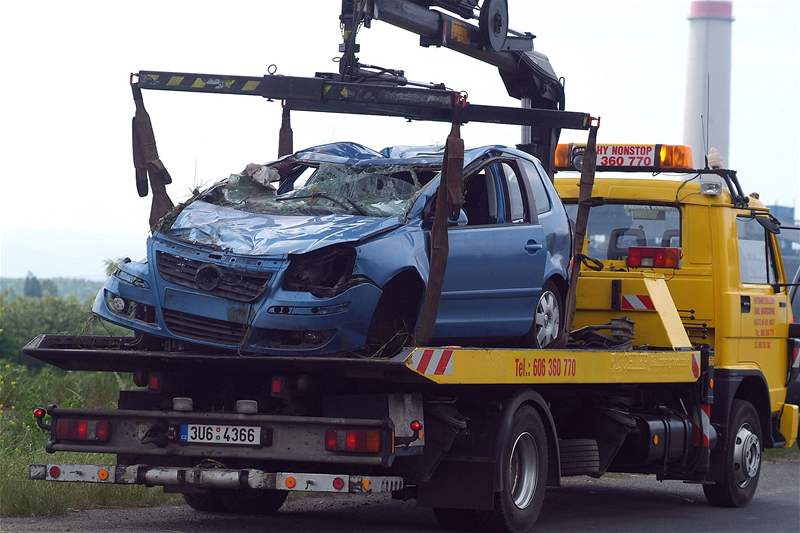 Tragická nehoda u Mostu. Auto najelo do skupiny chodc, dva na míst zemeli.