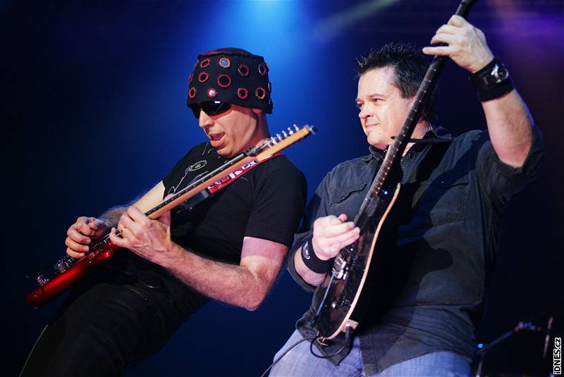 Kytarista Joe Satriani (vlevo) koncertoval v praské T-Mobile Aren