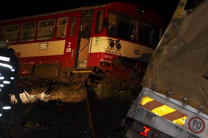 Nákladní DAF najel pímo ped vlak. Ten vykolejil, zpt na koleje mu musely pomoci jeáby.