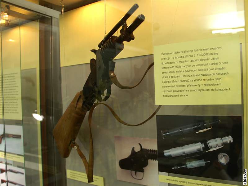 Jeden z vystavených exponát - apaský revolver. Boxer, revolver a dýka v jedné zbrani.