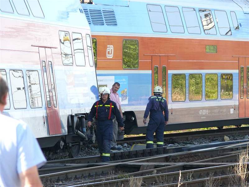 Pi nehod se nikdo nezranil. Vykolejený vlak ale zablokoval dopravu na trati.