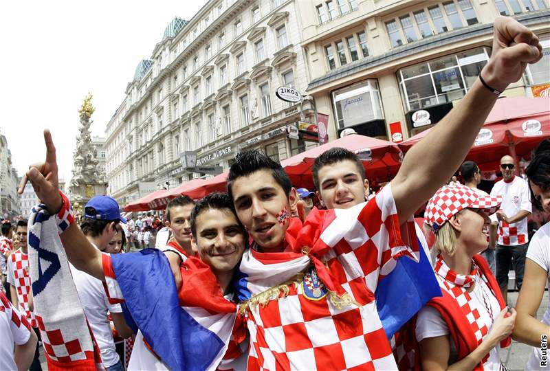 Poadatelé odvádjí chorvatského fanouka, který pi utkání vbhl na hit.