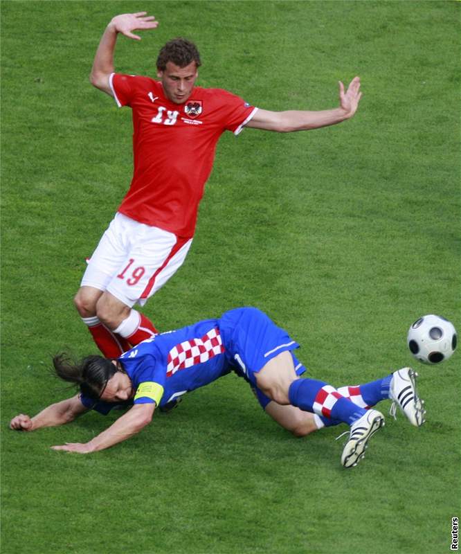 Chorvati slaví Modriv gól, který z penalty vstelil Rakousku.