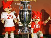  Trix a Flix, maskoti fotbalového Eura, pózují s trofejí pro vít�ze turnaje