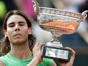 Rafael Nadal s trofejí pro vítze Roland Garros