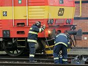 Hasii opravují lokomotivu jednoho z vlak, které se srazily v Brn