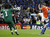 Sneijder práv zvyuje na 2:0 pro Nizozemsko.