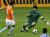 Italský gólman Ginaluigi Buffon zasahuje ped van Nistelrooyem z Nizozemska.