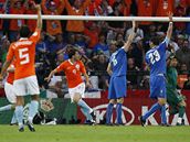 Italtí fotbalisté protestují proti gólu van Nistelrooye, který znamenal vedení 2:0.