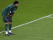 Italský gólman Gianluigi Buffon sleduje útok svého týmu proti Nizozemsku.