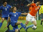 Italský obránce Barzaghli zasahuje proti nizozemskému útoníkovi van Nistelrooyovi.