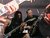 Koncert kapely Metallica - kytarista James Hetfield a baskytarista Robert Trujillo
