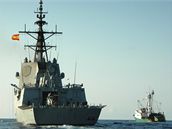 Pítomnost západních vojenských plavidel (na snímku panlská fregata doprovázející rybáskou lo proputnou za výkupné) v somálských vodách zejm bude astjí. OSN posvtila válku proti pirátm.