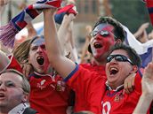 Fanou�ci fotbalového EURA na Starom�stském nám�stí sledují zápas �výcarsko-�esko.