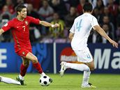 Portugalsko - Turecko: Ronaldo (v ervenémú a Gökhan