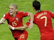 Portugalsko: Pepe (vlevo) a Ronaldo