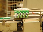 Výroba zubní pasty Signal v závod ve slovenských Levicích