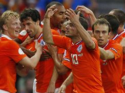 Nizozemtí fotbalisté se radují po vstelení gólu Itálii.