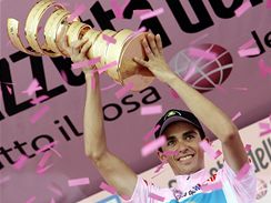 Alberto Contador s trofej pro vtze Gira