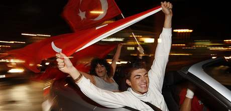 Nadení Turci oslavují postup v ulicích evropských mst. Tento snímek je z nmeckého Frankfurtu.