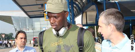 Usain Bolt na ostravském letiti po píletu na mítink Zlatá tretra 2008