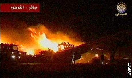 Pi poáru letadla na letiti v súdánském hlavním mst zahynulo zejm nejmén sto lidí. 