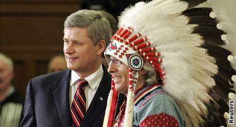 Kanadský premiér Stephen Harper (vlevo) a zástupce indián Phil Fontaine