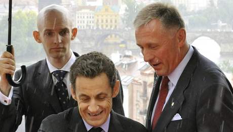 Nicolas Sarkozy a Mirek Topolánek (vpravo) se museli bhem tiskové konference ukrýt pod detníky.