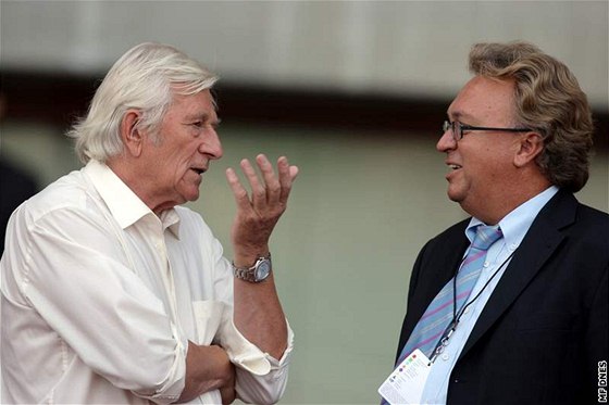 Karel Brückner (vlevo) a Vlastimil Ko��ál - TRENÉR A MANA�ER. Karel Brückner