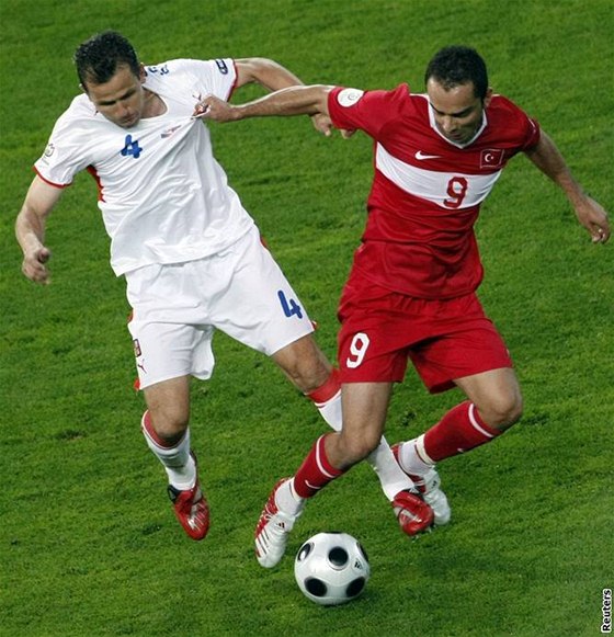 Tomá Galásek (vlevo) ve svém posledním reprezentaním utkání. Bylo to v ervnu na Euru 2008 proti Turecku. Jako jediný z party zatím neobdrel luxusní hodinky Breitling.