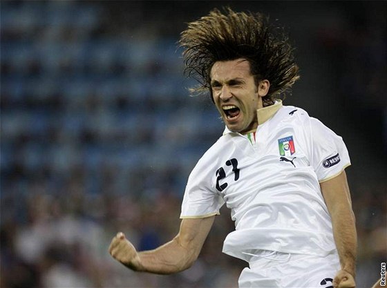 VÍTZNÝ GÓL. Italský záloník Pirlo promuje penaltu.