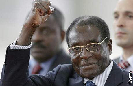 Prezident Robert Mugabe nepistoupil na odklad druhého kola voleb. Po odstoupení opozice je dopedu vítzem