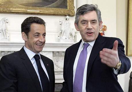 Francouzský prezident Nicolas Sarkozy s britským premiérem Gordonem Brownem. (27. bezna 2008)