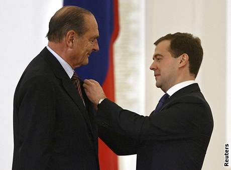 Dmitrij Medvedv vyznamenává Jacquesa Chiraka (12. ervna 2008)