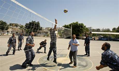 Palestintí policisté hrají volejbal ped ústedím Hamasu v Gaze. Zaalo pímí s Izraelem (19. ervna 2008)