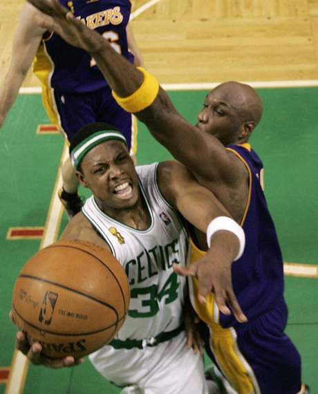Boston - L.A. Lakers , Paul Pierce (vlevo), Lamar Odom