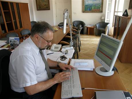 Nám�stek ministra �kolství Jind�ich Kitzberger odpovídá �tená��m iDNES.cz