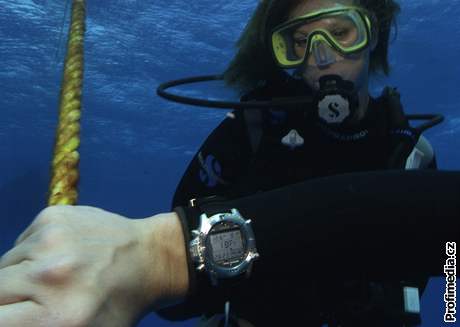 Údaje o hloubce, tlaku, dekompresi... sportovní hodinky pro potápe nabídnou vechny informace, které pod vodou potebujete