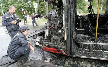 Píinou poáru autobusu byla pravdpodobn závada na elektroinstalaci v motorovém prostoru.