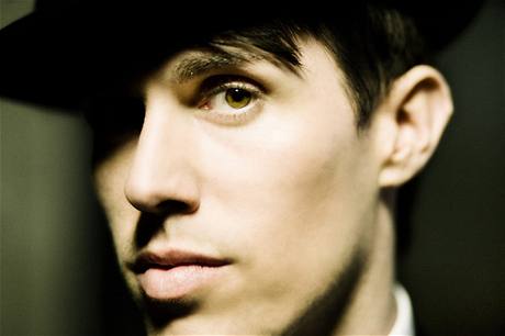 Sparro Rapper Sam Sparro rouzpouští led a nakopává zadky - iDNES.cz