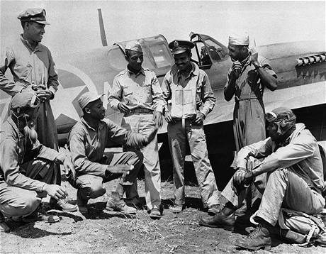 ernotí piloti z Tuskegee u letounu Curtiss P-40 Warhawk bhem 2. svtové války