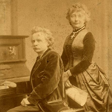Pianista a skladatel Edvard Grieg s manelkou